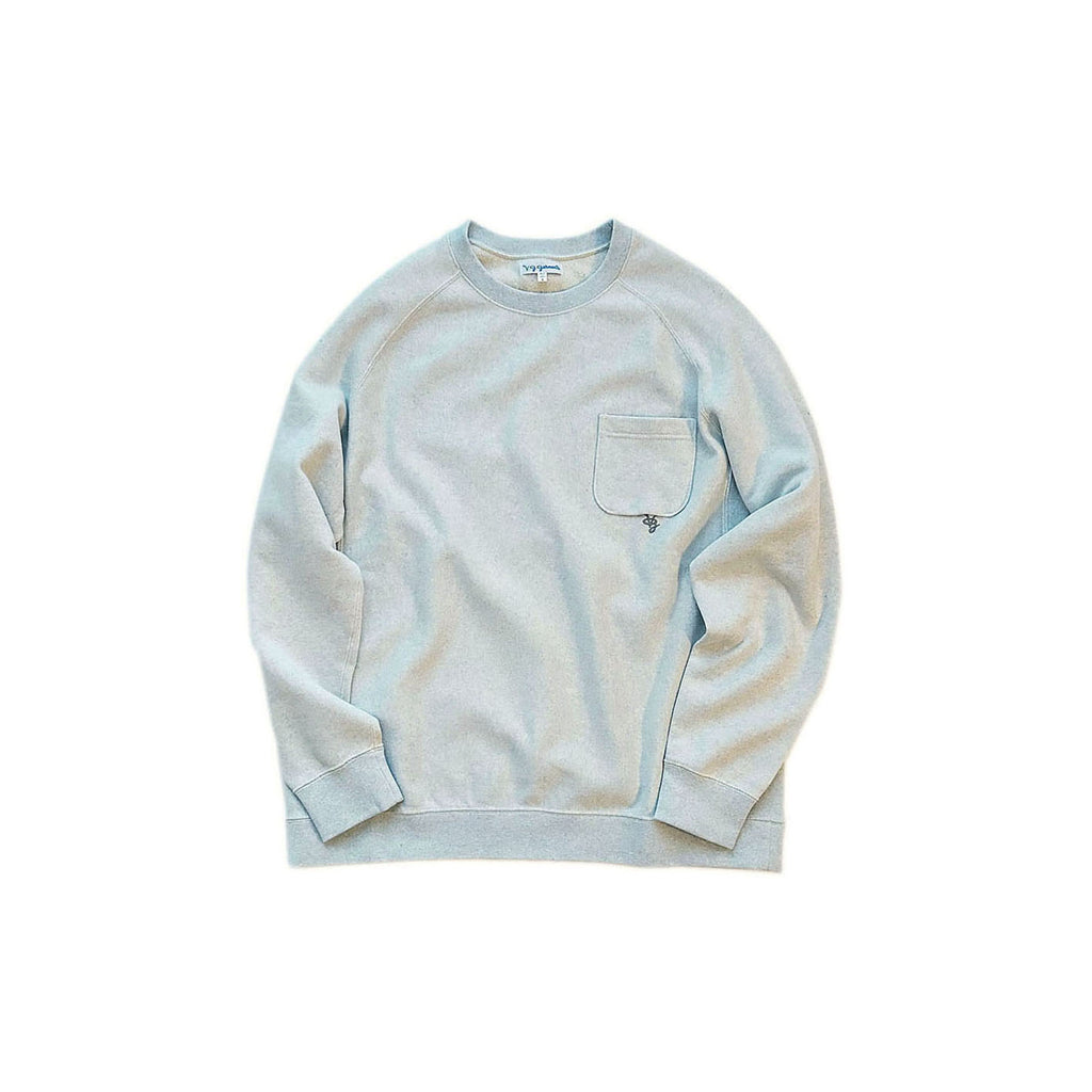 Upcycle fleece crew  About the fabric 表の糸には廃棄されるべき生地を特種な方法（ハンモウ）を用いて綿（ワタ）に戻し、さらにピュアコットンの綿とブレンドしてから 再度糸として作成しています。裏の糸には、シルク混の糸を使って編み立てています。シルクの糸を使う事により肌によく馴染み、吸湿性、放湿性に優れ肌によく馴染み身体に優しい繊維になっています。生地を仕上げる最後の工程でソーピング（洗い）で従来の柔軟剤ではなく、天然油脂である椿油の成分とした植物由来成分のみで構成された、自然派の柔軟剤を使用しています。  About design 少しゆったりとしたシルエットで、動いた時の横の伸びに対応出来るよう、生地の方向は通常方向ではなく横向きに使用しています。 脇から背中部分の途中までリブを使用している為ストレスフリーで着用できます。ポケット下にちょっと隠れてロゴ刺繍がアクセ