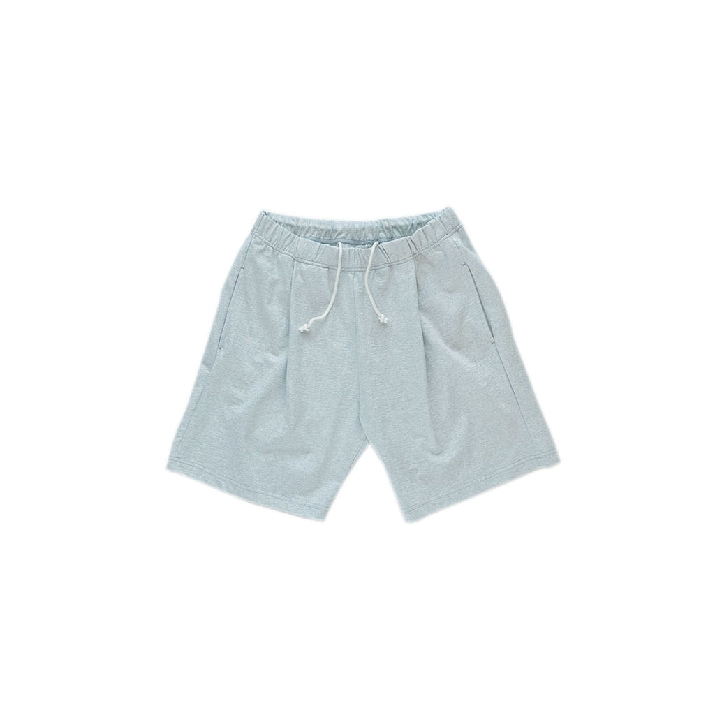 Upcycle round body cotton sheeting short pants  About the fabric 表の糸には廃棄されるべき生地を特種な方法（ハンモウ）を用いて綿（ワタ）に戻し、さらにピュアコットンの綿とブレンドしてから、再度糸として作成しています。編み立てたサイズ（丸の状態）でそのまま使用しています。その場合には開いた生地の状態（大きな丸の状態でカットして開いた生地）の製品を作る場合より、裁断での無駄な部分な部分は１０％以上軽減されて捨てるべき部分が大幅に少なくなり、エコ的な要素も盛り込んでいます。生地を仕上げる最後の工程でソーピング（洗い）で従来の柔軟剤ではなく、天然油脂である椿油の成分とした植物由来成分のみで構成された自然派の柔軟剤を使用しています。  About design ゆったりとしたシルエットのタック入りショートパンツ。 肌ばなれの良いしっとり感とドライ感が共有した素材感で、ストレスフリーで着用できます。後ろポケット口には、ちょっとだけ隠れるロゴ刺繍がアクセントになっています。